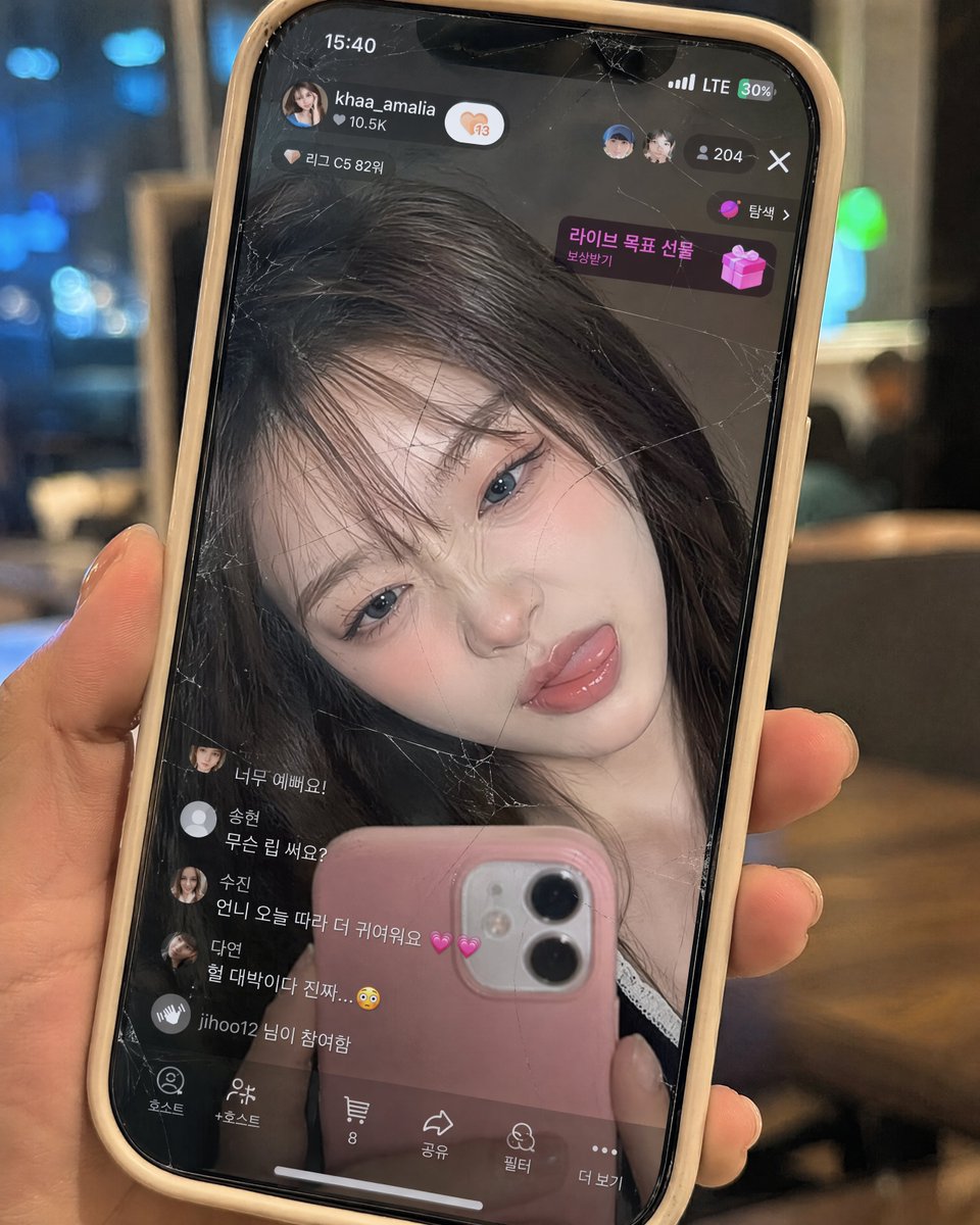 完全保留参考图片中韩国女性的面孔——不要改变她的脸型、眼睛、鼻子、嘴唇、比例、肤质或整体身份。制作一张超写实的9:16特写,画面中是一只从右侧…, 图片 3