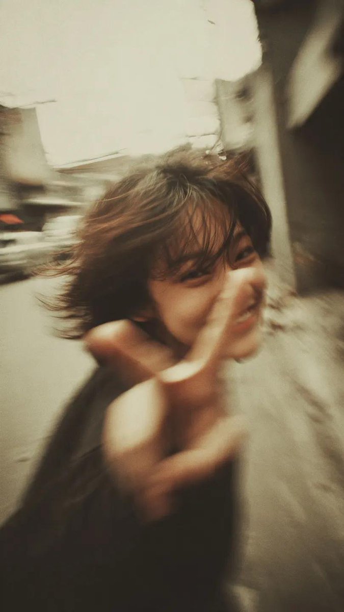 一张千禧年(Y2K)风格的街拍人像写真:一位开朗的年轻女性,留着凌乱的短波波头(bob),自然地开怀大笑,直接对着镜头比出胜利手势(V字手势/…, 图片 4