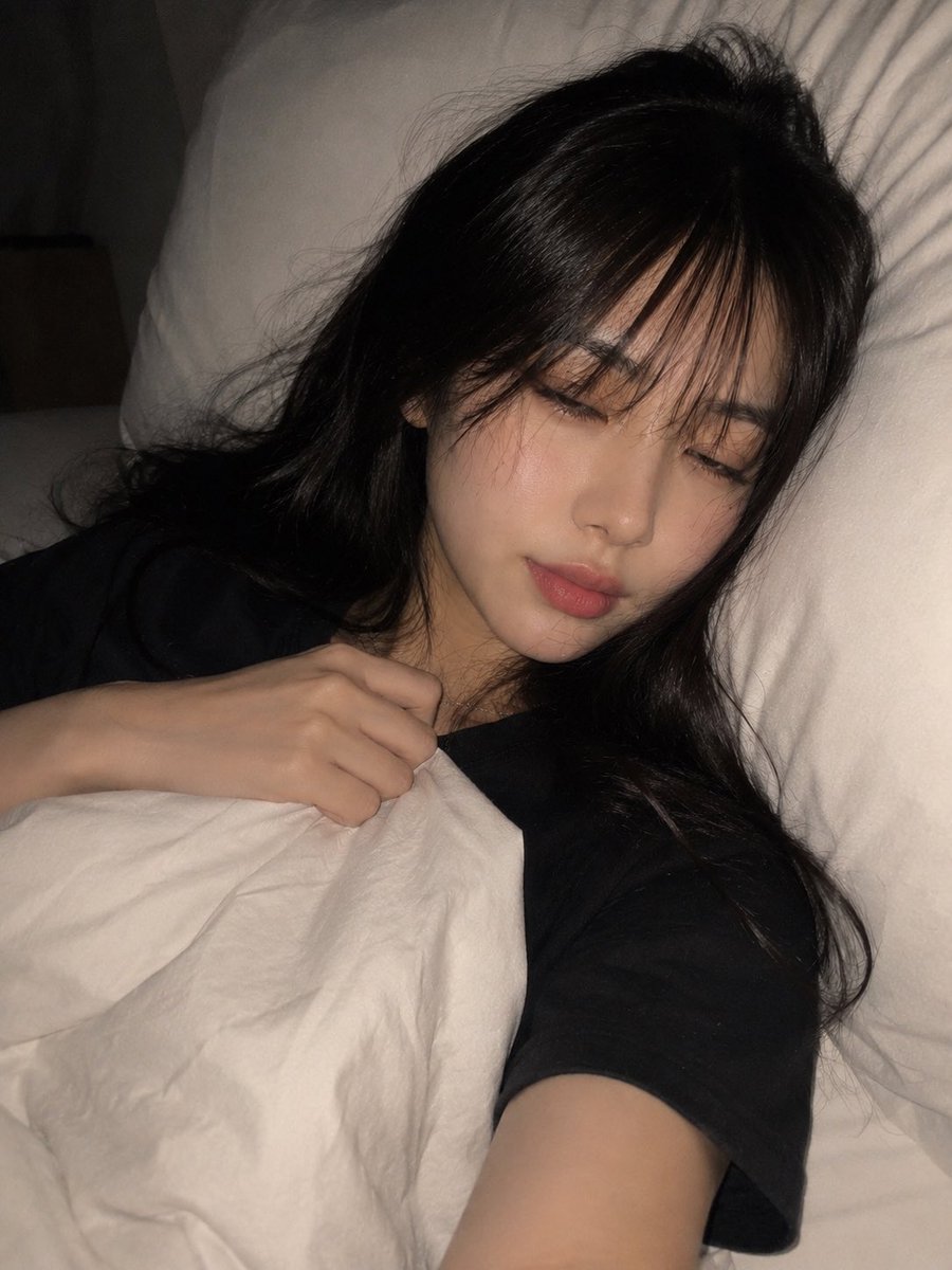 一张高度写实、亲密的夜间卧室自拍,照片中一位年轻成年东亚女性舒适地躺在床上,以一种随意、自发的智能手机拍摄方式捕捉,拍摄于即将入睡的时刻。请使…, 图片 2