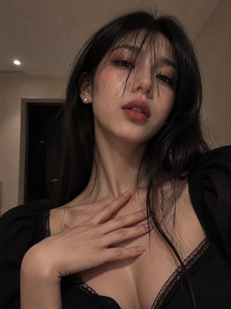 年轻成年女性的正面自拍。紧贴胸部的裁切构图,略带仰拍角度,24-28mm镜头。近黑色的长直发,零碎刘海垂在眼前。半阖的眼神,微启的双唇。东亚编…, 图片 1