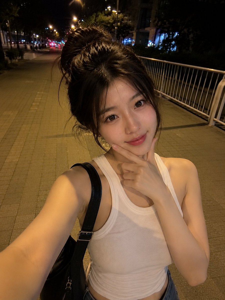 夜晚，一位美丽的东亚年轻女性在安静的城市人行道上户外行走的真实感智能手机自拍。她拥有瓷白肤色、闪亮的大眼睛呈深棕色、小巧笔挺的鼻梁、自然有光泽…, 图片 3
