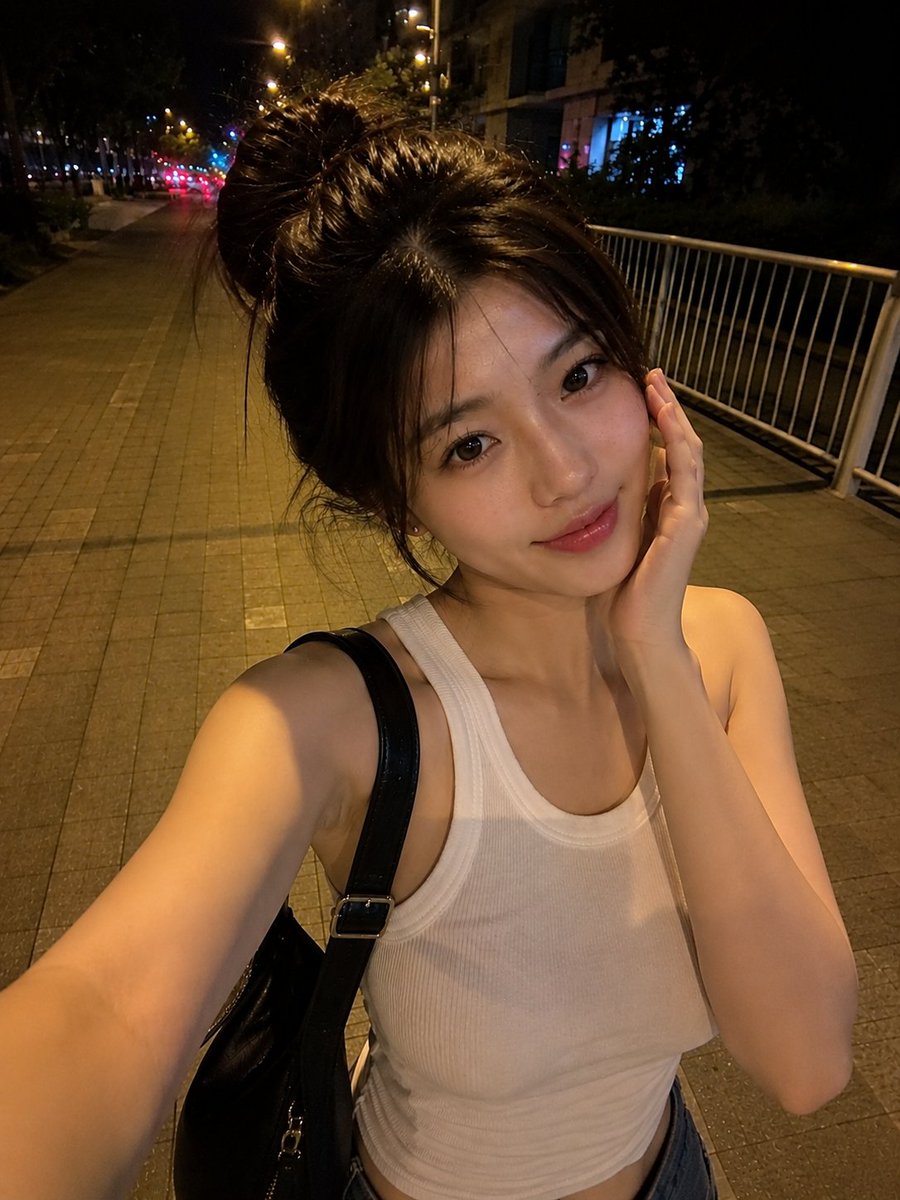 夜晚，一位美丽的东亚年轻女性在安静的城市人行道上户外行走的真实感智能手机自拍。她拥有瓷白肤色、闪亮的大眼睛呈深棕色、小巧笔挺的鼻梁、自然有光泽…, 图片 4