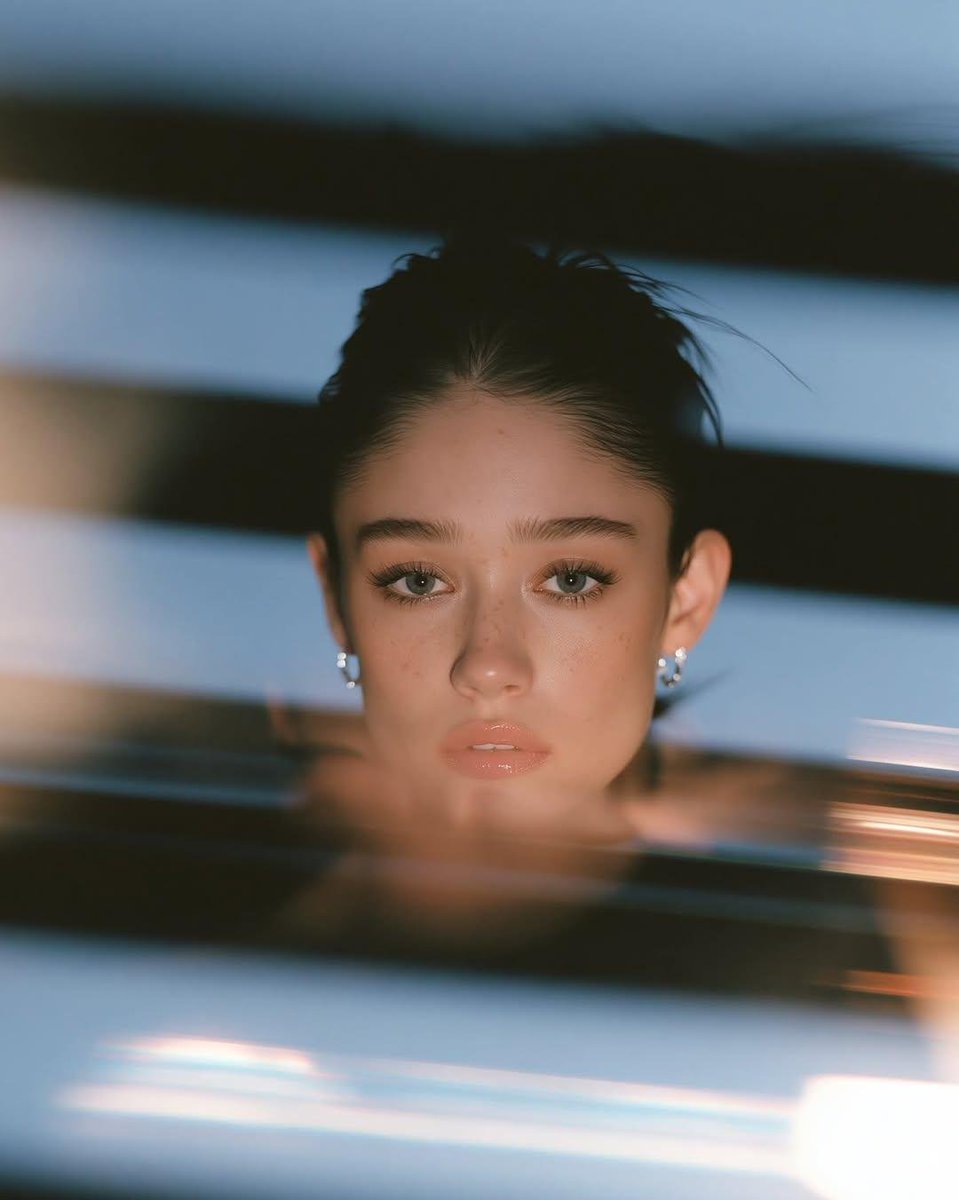 超写实电影感特写肖像:一位美丽的年轻女子,光滑的深色头发梳成整洁的低发髻,浓密的自然眉毛,淡淡的雀斑,裸色亮泽唇彩,带有逼真毛孔的无瑕肌肤,佩…, 图片 4