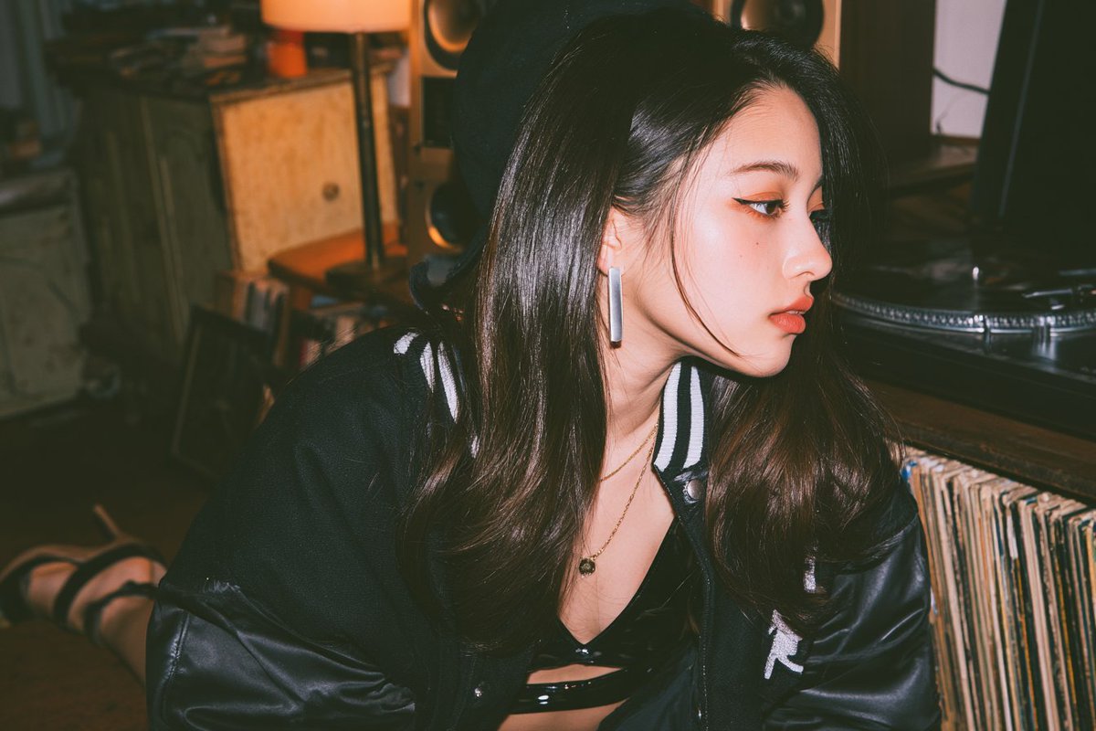 20岁东亚女性的照片级真实感编辑肖像，纤长的鹅蛋脸，杏仁状深棕色眼瞳且眼尾上扬，双眼皮，深色拱形眉，纤细鼻梁，哑光玫瑰缎面唇色。高挑运动型沙漏…, 图片 1