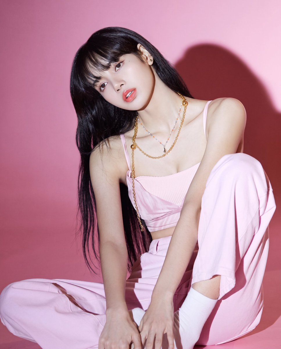 超写实编辑时尚人像：一位美丽的年轻东亚女性，面部特征精致，皮肤瓷白细腻，身材纤细。她拥有长直的乌黑秀发，自然垂落于肩部和胸前，蓬松柔软的刘海点…, 图片 1