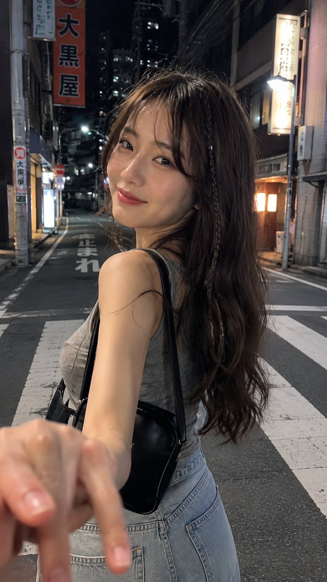 一张电影感十足的夜间街头抓拍人像,拍摄于日本街头,使用 iPhone 拍摄。一名年轻女子,长长的深棕色波浪卷发中编有一缕细辫,淡妆,嘴角带着若…, 图片 1