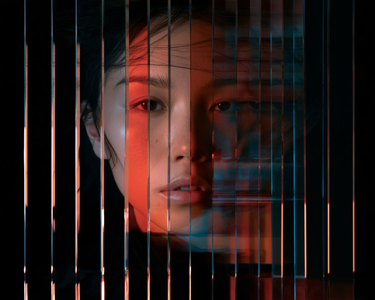 精致的影棚肖像：一位优雅的年轻成年女性，由十二块垂直悬挂的透明亚克力板重建而成，每块板揭示[INNER WEATHER]的一个不同视觉片段，所…, 图片 1