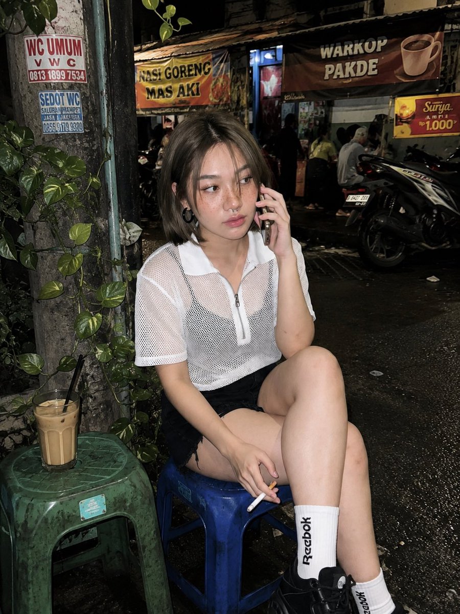 使用上传的参考照片生成一张图像，不要改变脸部, 图片 2