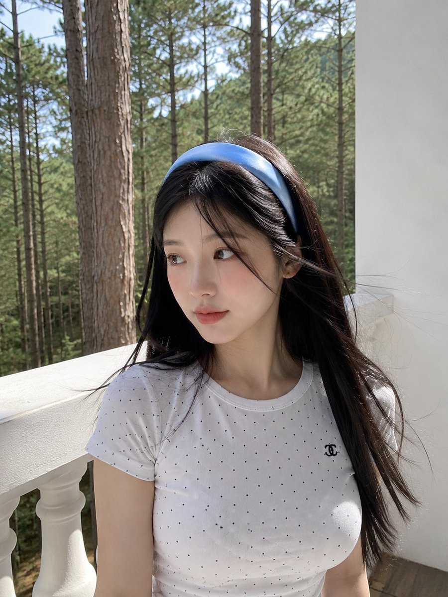 超写实的智能手机照片：一位美丽的年轻日本女性站在被宁静松林环绕的白色阳台上。她拥有白皙的瓷器肌肤、柔和的玫瑰色脸颊、深棕色的大眼睛、精致细腻的…, 图片 2