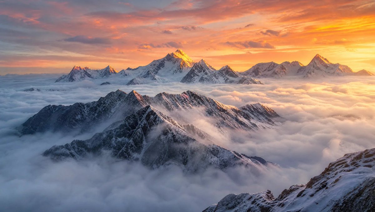 日出时分雾气缭绕的喜马拉雅山峰的不同图片, 图片 2