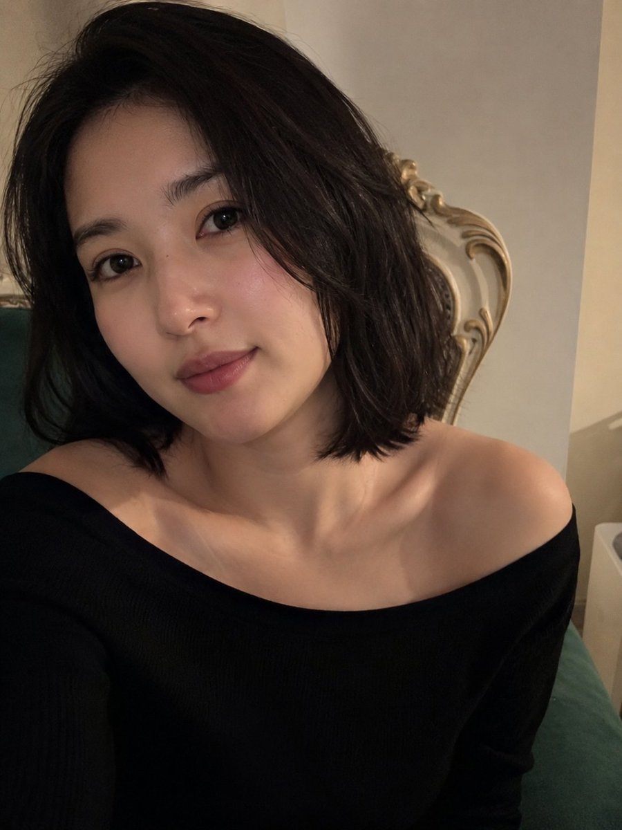 超现实、令人无法抗拒的吸睛特写智能手机人像,拍摄一位美丽年轻女性于安静私密的室内场景中,专为在 X 上浏览时瞬间抓住注意力而设计。她拥有自然美…, 图片 1