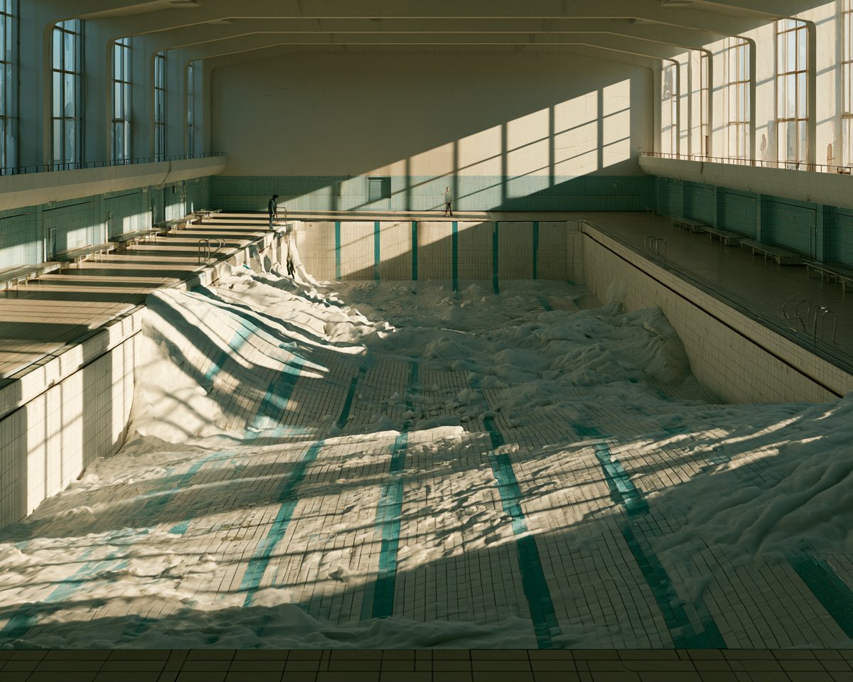 宽幅建筑摄影，废弃的中世纪室内游泳池，池中充满 [POOL SECRET] 而非水，这种替代物以戏剧性不同的高度填满铺贴瓷砖的泳池槽，同时让原…, 图片 1