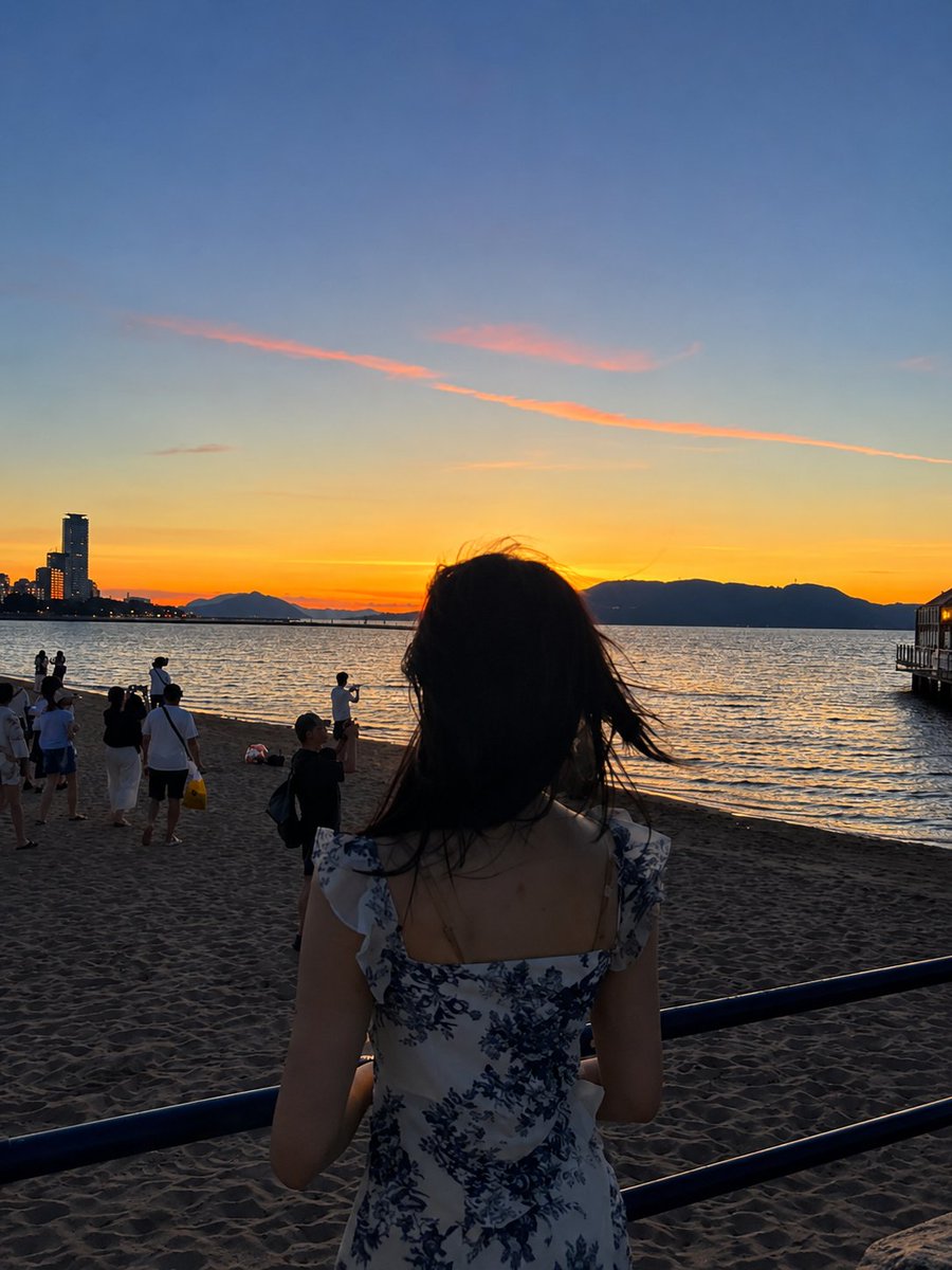 超现实电影感旅行照片:一位年轻的东亚女性站在沙滩上,沐浴在令人屏息的日落中,采用竖向 3:4 构图。她身穿一件精致的白色连衣裙,点缀着细腻的蓝…, 图片 2