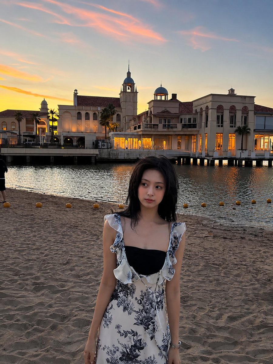 超现实电影感旅行照片:一位年轻的东亚女性站在沙滩上,沐浴在令人屏息的日落中,采用竖向 3:4 构图。她身穿一件精致的白色连衣裙,点缀着细腻的蓝…, 图片 3