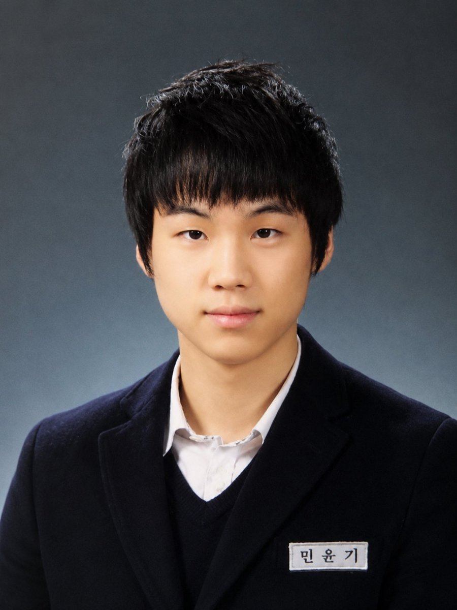 超写实专业学校年鉴肖像，一位年轻东亚男性，居中并直接面向镜头，带着平静、微妙的微笑。他有白皙光滑的自然皮肤、柔和的面部特征、深色杏仁形眼睛、笔…, 图片 2