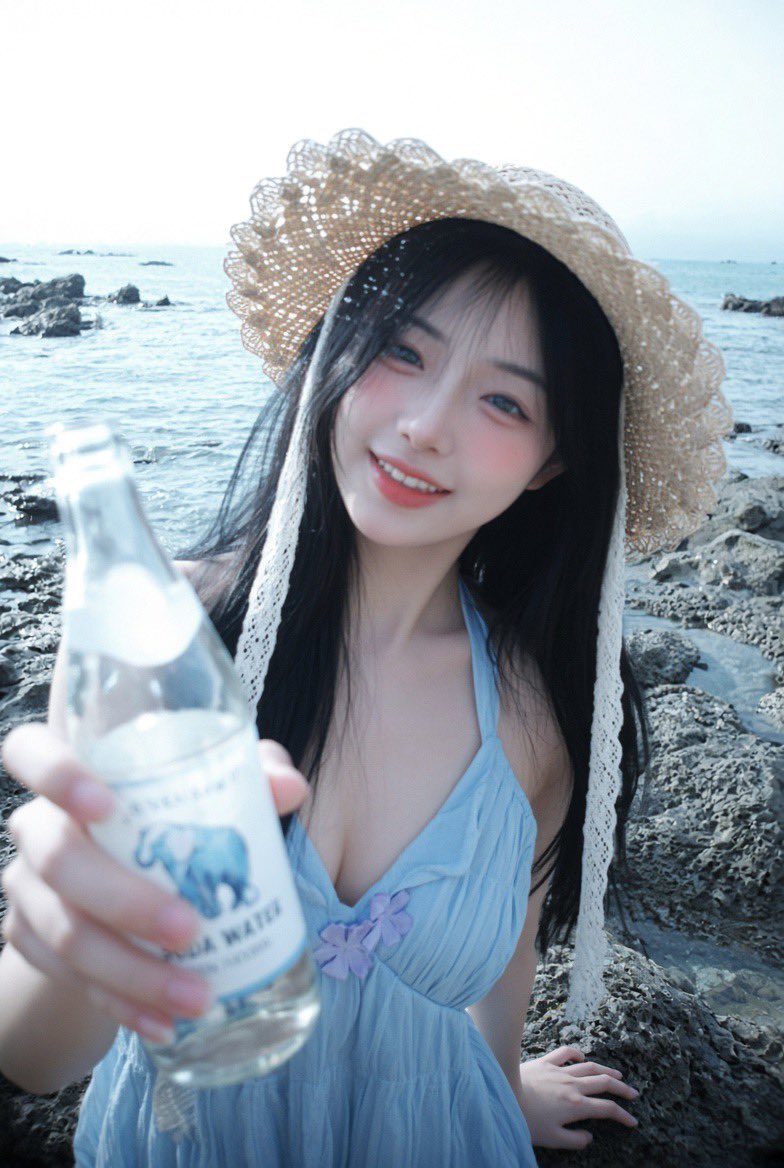 男友第一人称POV自拍视角,2010s年代iPhone 5s原生抓拍风格,低分辨率影像,画面轻微失焦模糊,明显胶片颗粒,轻微动态拖影,局部过曝…, 图片 3