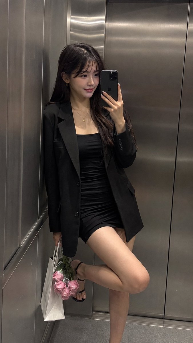 保持这位显然是成年女性的确切身份、面部特征、身材比例、肤色以及自然的不对称性。超写实的 Pinterest 风格 iPhone 15 Pro …, 图片 1