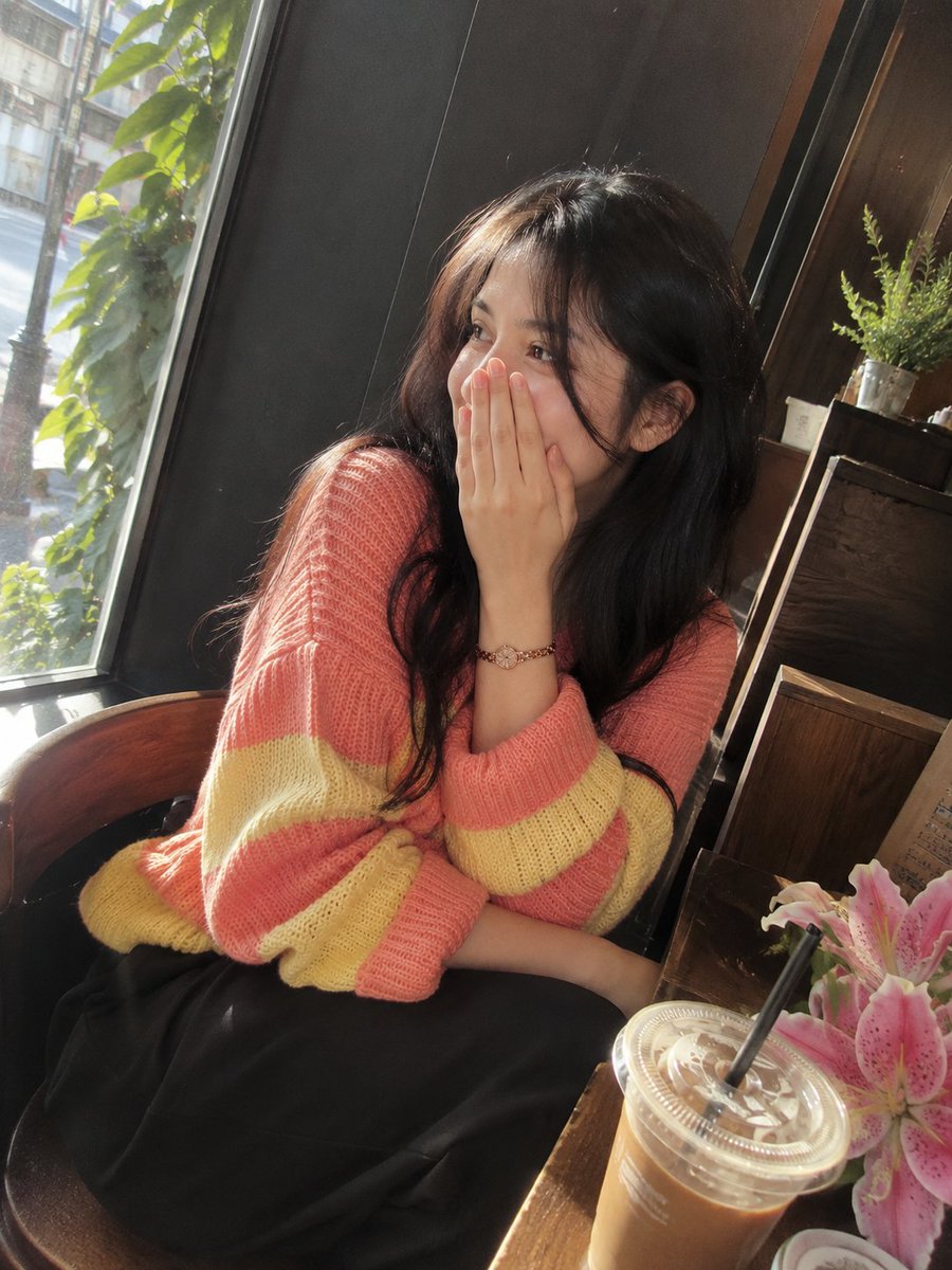 照片级写实风格的影院感咖啡馆肖像:一位美丽的成年女性,留着长而自然卷曲的深棕黑色头发,皮肤柔和泛光,五官精致,眼神富有表现力。她身穿宽松舒适的…, 图片 1