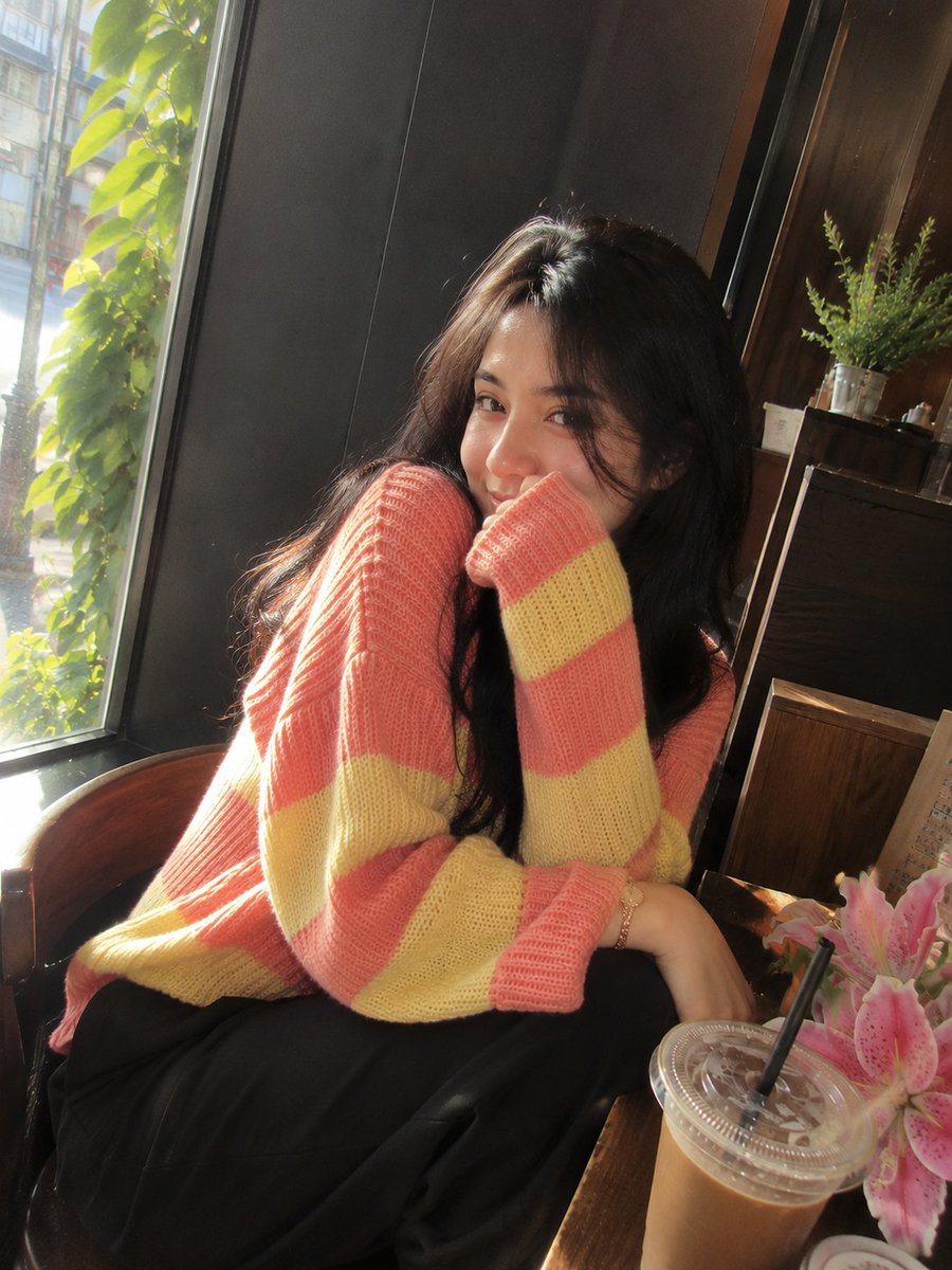 照片级写实风格的影院感咖啡馆肖像:一位美丽的成年女性,留着长而自然卷曲的深棕黑色头发,皮肤柔和泛光,五官精致,眼神富有表现力。她身穿宽松舒适的…, 图片 2