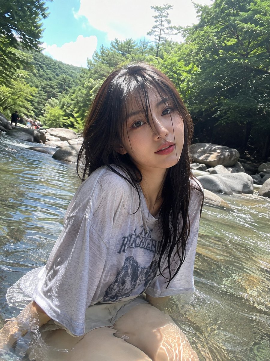 超写实、抓拍感的户外照片：晴朗的夏日，一位年轻成年东亚女性坐在清澈的浅山溪中。她留着笔直的深棕黑色头发，自然湿润的头发轻轻贴在脸上，柔软轻盈的…, 图片 2