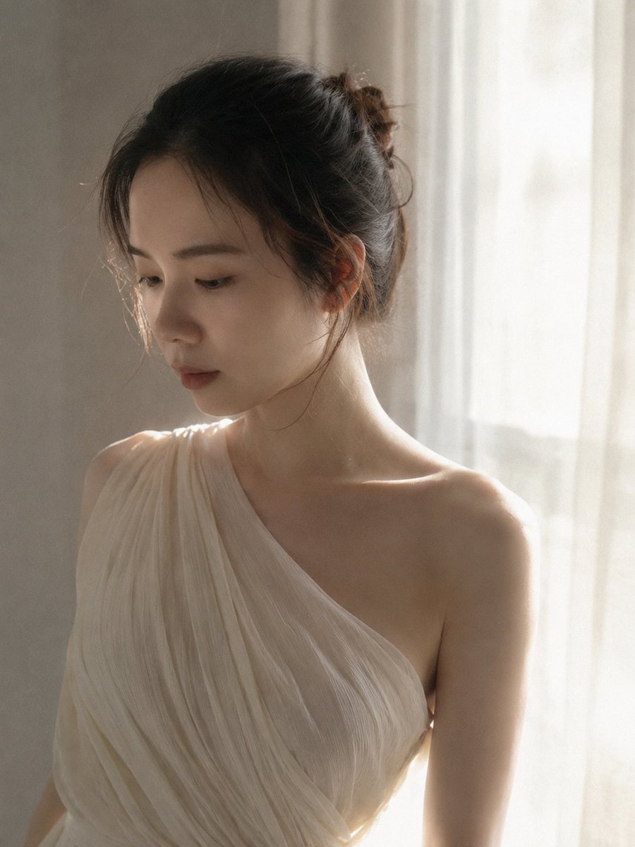 只能生成美丽帅气的东亚面孔。这是一张超写实、电影感的自然光竖构图肖像，展示了一位东亚年轻女性的半身侧面肖像。她站在明亮的窗户旁，头微微低垂，眼…, 图片 1