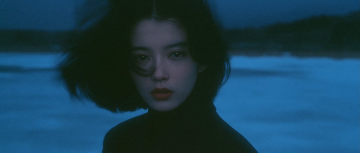 以电影《情书》的风格为基调,呈现岩井俊二的影像美学。一位身着深色冬季校服的中国女孩站在冰封的湖面上。整体采用清冷的青蓝色调,画面洁净极简,笼罩…, 图片 1