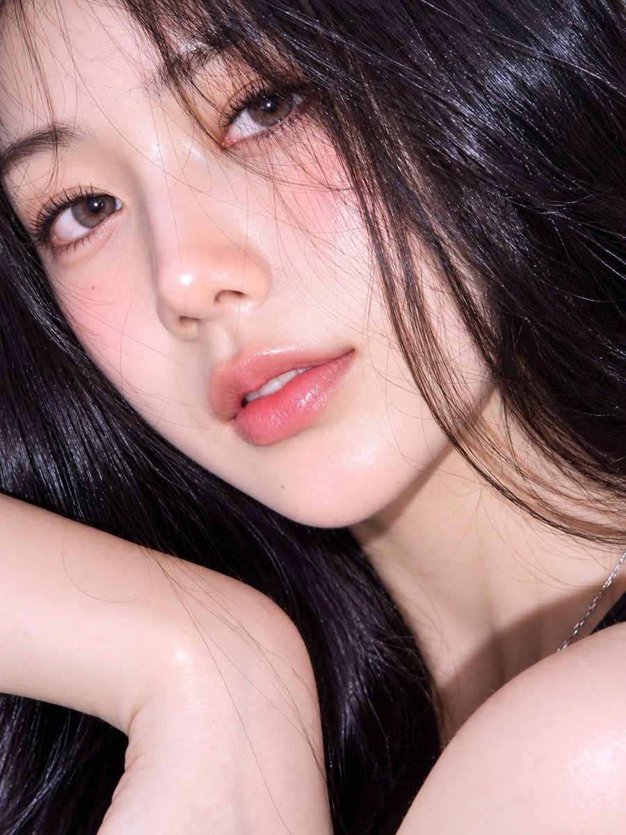超逼真、令人无法抗拒的抢眼抓拍肖像照：一位魅力十足的年轻女子侧身躺在浓郁的青绿色（绿松石蓝）表面上，以亲密的特写角度拍摄，构图略微倾斜。她一头…, 图片 2