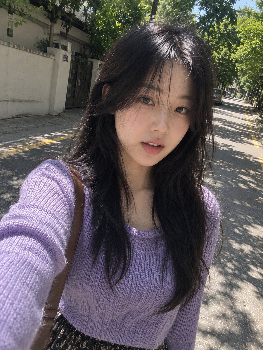 一张完全自然、照片写实风格的智能手机自拍照,画面中是一位年轻的东亚女性在一条安静的林荫街道上随意行走时拍摄,看起来就像是她自己一边走路一边用手…, 图片 1