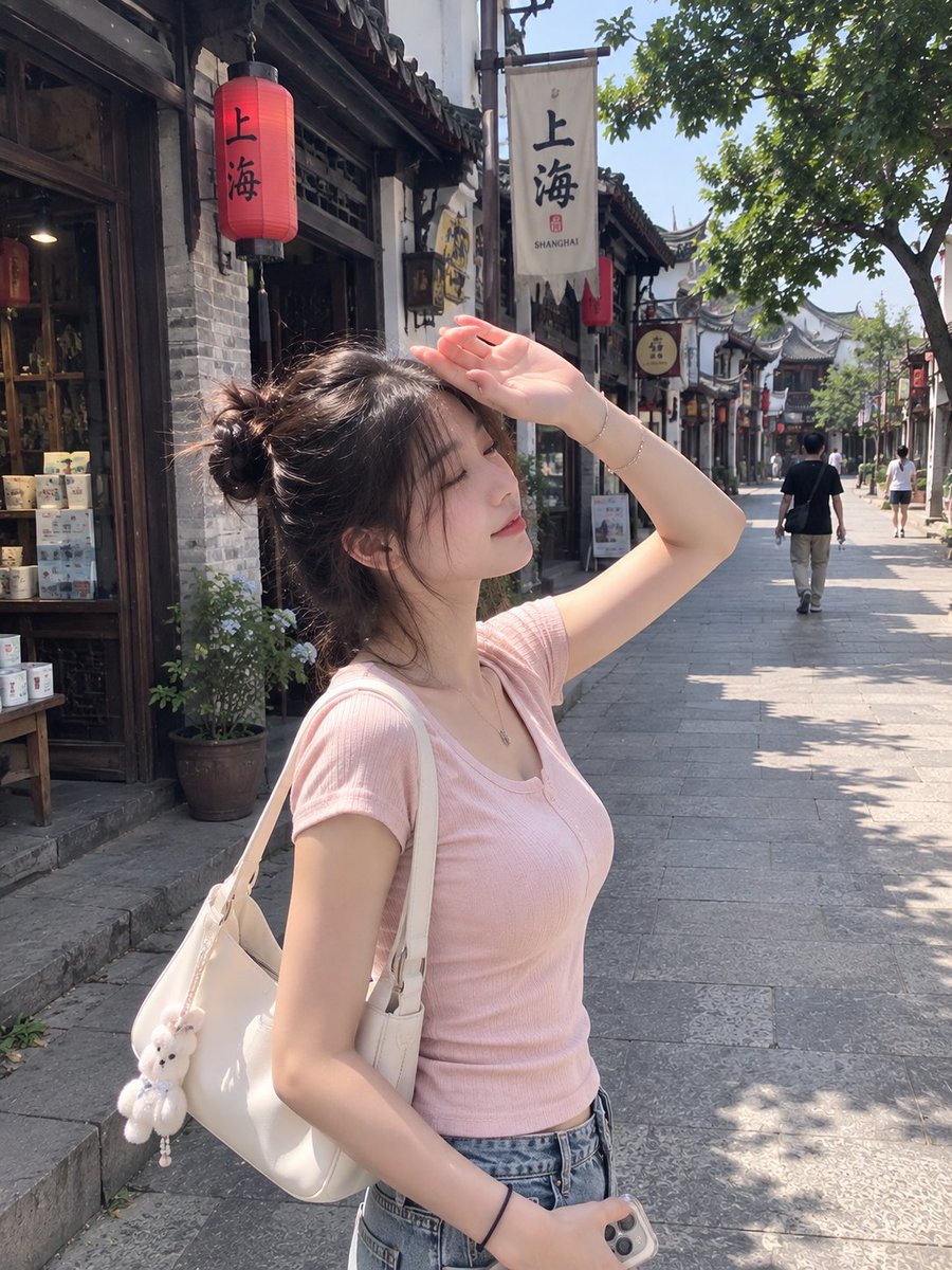 一张完全自然、逼真的智能手机快照:一位年轻东亚女性在白天走过一条繁忙的中国传统购物街。镜头从她身后略偏的位置捕捉到她,她自然地回头越过肩膀望向…, 图片 2