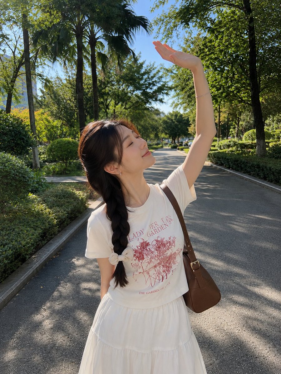 一张照片般逼真的户外生活方式人像，照片中一位年轻女子在一个阳光明媚的日子里沿着一条宁静的林荫公园小径漫步。她有着长长的深色头发，梳成一条整齐的…, 图片 1