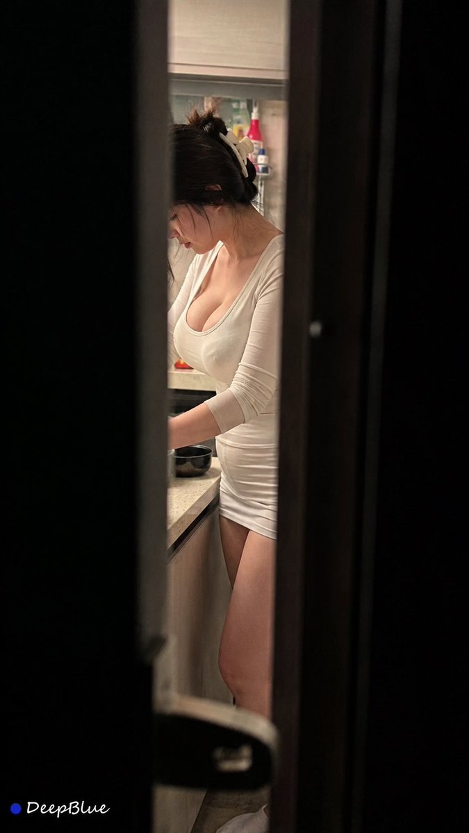 写实摄影，9:16竖幅；成年东方女性，夸张身材，真实皮肤纹理、自然环境光、真实摄影质感、偶然抓拍感。, 图片 1