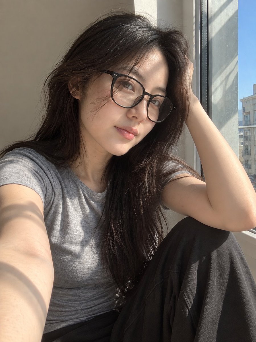 超写实风格的休闲智能手机自拍照：一位年轻东亚女性坐在安静房间内靠近阳光照射的窗户旁。保持与面部参考的高度相似性，包括柔和轮廓的鹅蛋脸、温和的下…, 图片 3