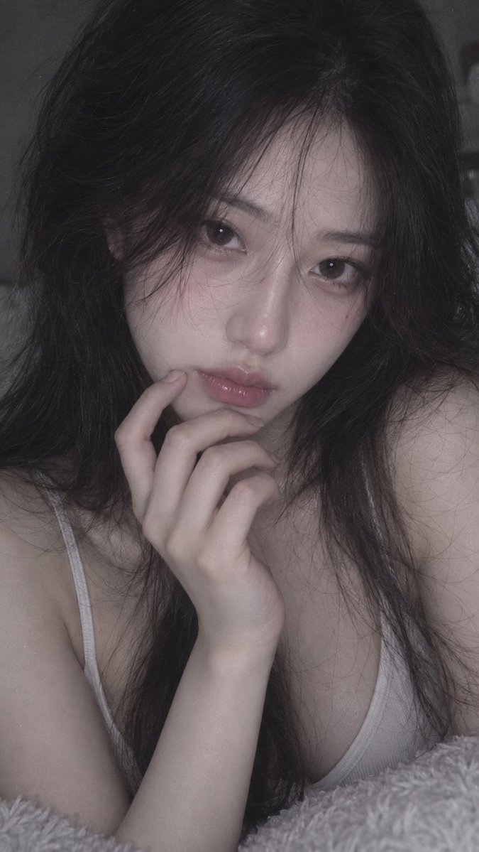 📱 iPhone 前置摄像头随手抓拍，9:16；18–22 岁、明确成年的漂亮东亚女性，约 1.75 米，精致五官，冷白通透肌肤，高挑纤细模…, 图片 3
