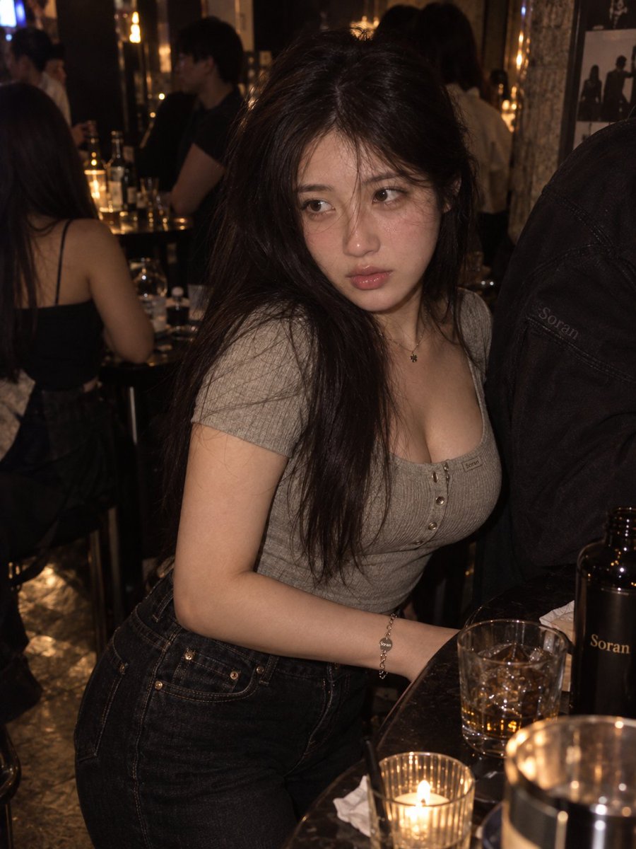 3:4 竖幅,真人写实夜间聚会快照风人像,成年东亚女性位于画面中央偏左,近距离高机位俯拍,摄影机明显高于人物眼睛。人物身体基本正向镜头,头部略…, 图片 3