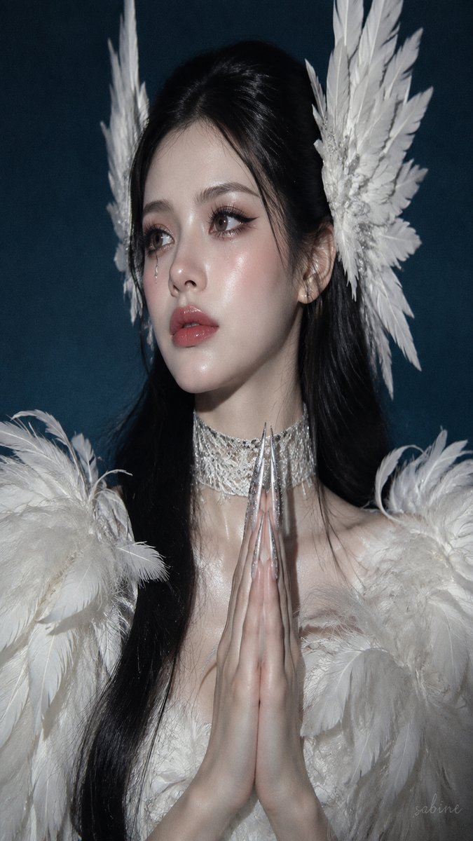 超现实主义高级时装天使肖像,一位年轻女性,构图与造型高度贴合参考。她身着一袭华丽夸张的白色羽毛高定礼服,肩部羽毛蓬松丰盈,胸前与领口层层叠覆柔…, 图片 4