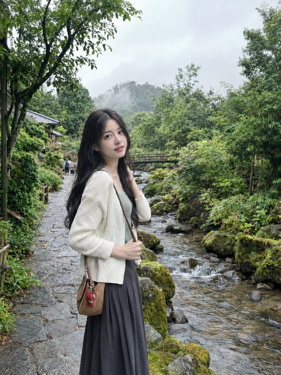 超写实自然智能手机摄影,竖向 3:4 比例,捕捉一位年轻东亚女性站在郁郁葱葱的日式庭院中一条雾气笼罩的山间溪流旁的安静石板路上的自然抓拍旅行肖…, 图片 1