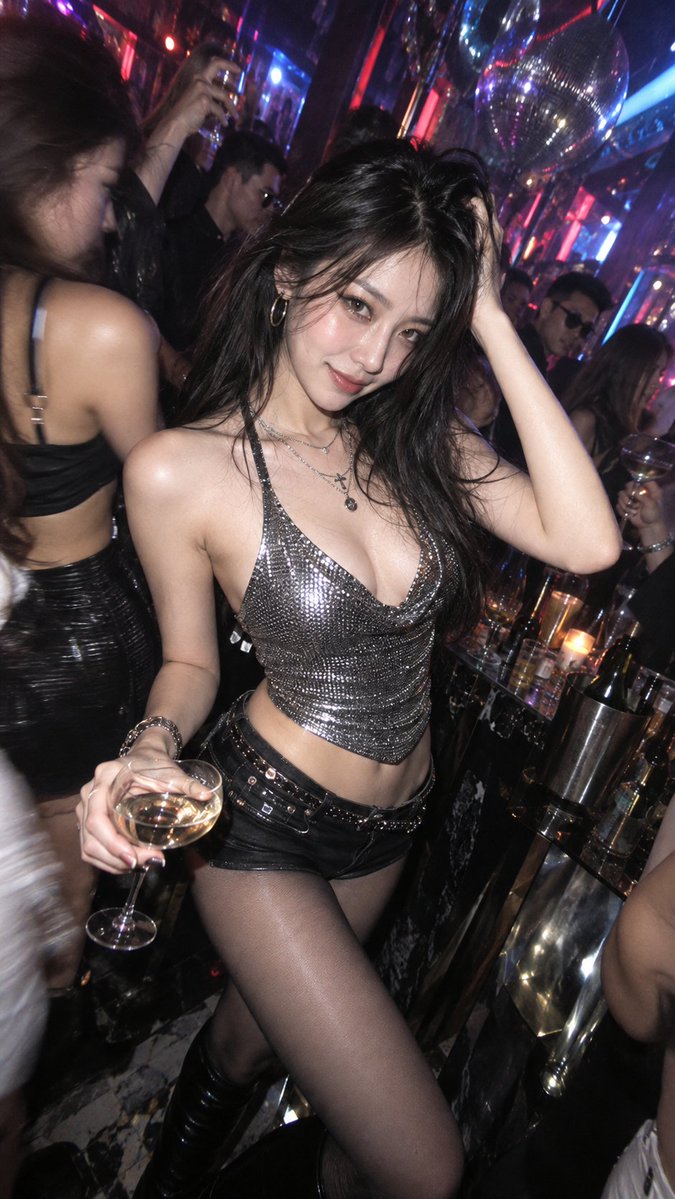 9:16 竖构图、超写实电影感夜生活摄影，画面中心是一位二十五六岁、明显成年的韩国女性，位于霓虹灯泛滥、混乱的首尔夜店内，呈现一种失控的 20…, 图片 1