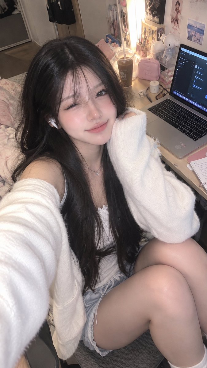 一张超写实的低角度自拍，镜头中是一位美丽的东亚女孩，留着长长深棕色头发和轻盈碎刘海，唇色为柔软的亮泽粉色，妆容自然，佩戴精致银色耳环，露出俏皮…, 图片 2